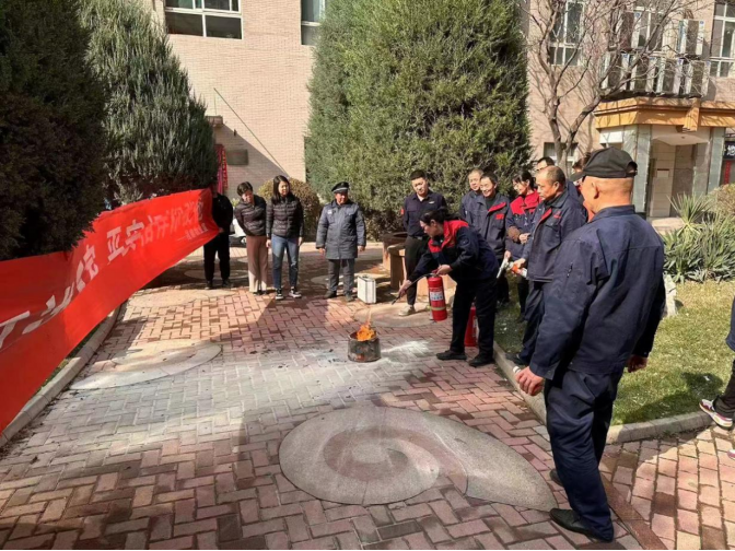 太原万柏林区兴华街道：实操演练进小区  物业人员学消防