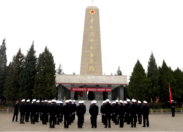 临汾市公安局交警支队开展“缅怀英勇先烈  弘扬革命精神”清明祭扫活动
