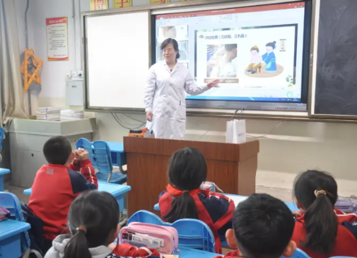 家校共育少年英才——太原万柏林区千峰南路小学开展家长进课堂活动