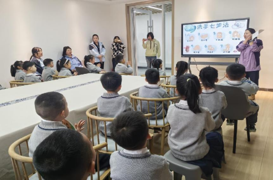 太原万柏林区小井峪街道西中环东社区：健康成长  安全护航