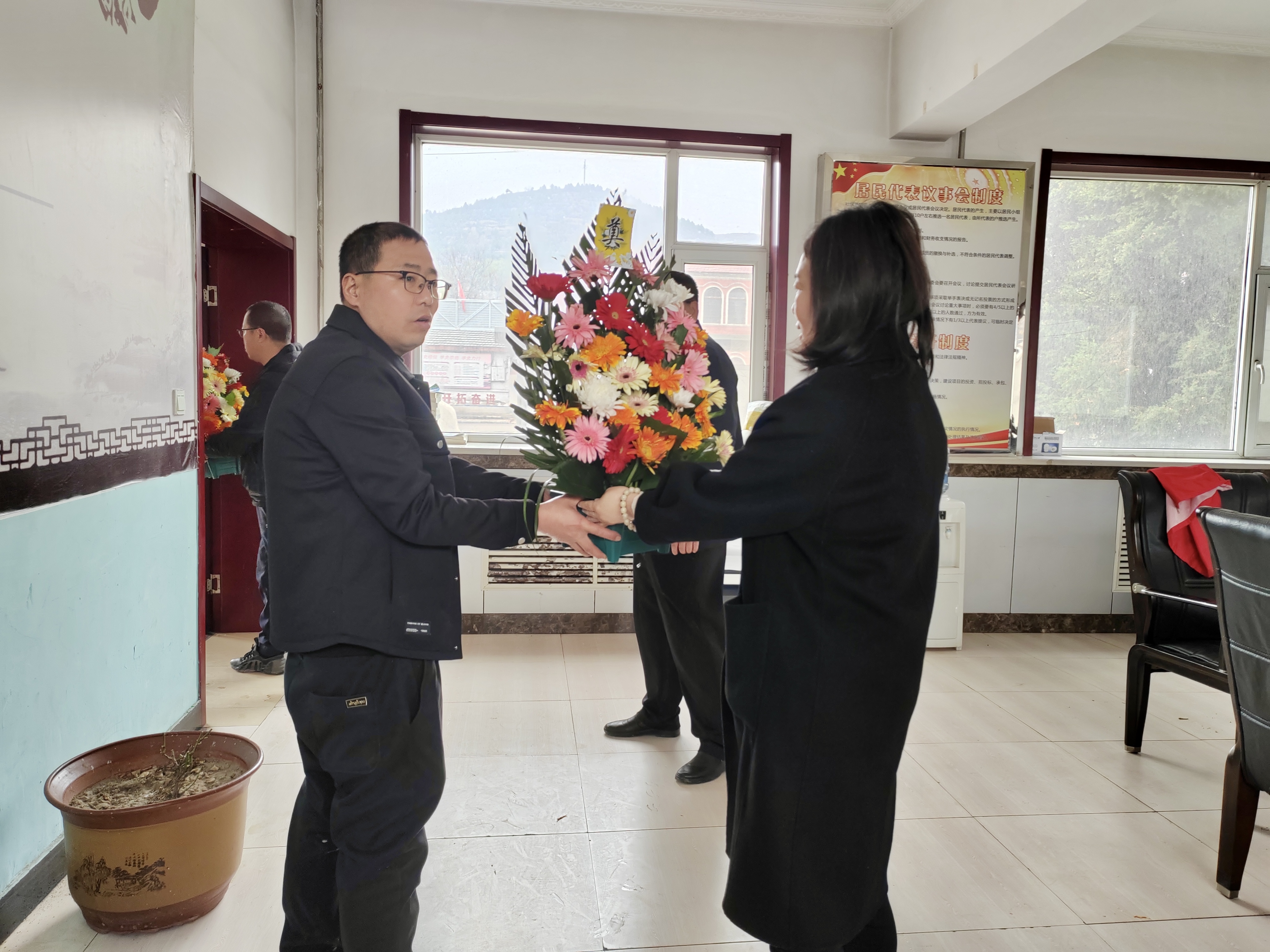 太原古交市镇城底镇：鲜花寄哀思  清明亦文明