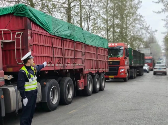 长治壶关交警清明假期坚守岗位保畅通