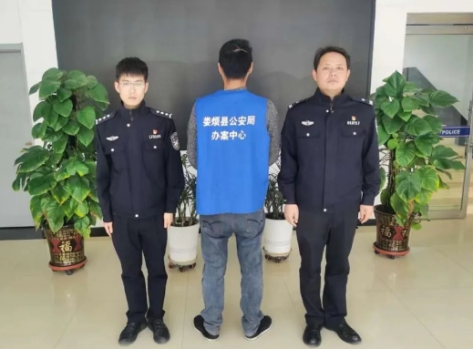 夜巡再添战果！凌晨街头张贴“涉黄”电诈小广告 ——太原娄烦公安民警迅速出击抓现行