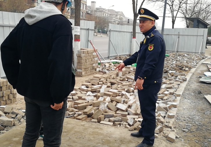 太原市城管执法人员：巡查发现便道受损  协调修复保障安全