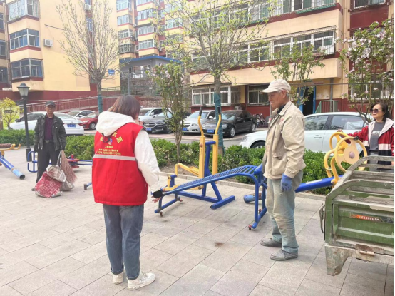 太原万柏林区和平街道：社区安装健身器材  居民乐享健康生活