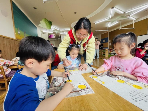 太原万柏林区滨体社区新时代文明实践站开展“童笔绘‘护苗’共筑‘童’心梦”绘画主题