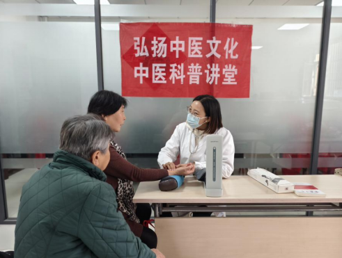 太原万柏林区长风西街街道：中医义诊进社区  便民服务暖人心