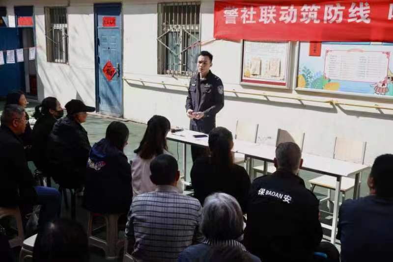 太原迎泽区柳巷派出所深入铁匠巷社区开展反诈宣传宣讲活动