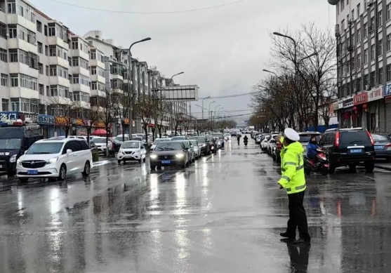 大同浑源：交警雨中执勤保畅通