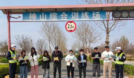 临汾公安交警走进辖区驾校开展春季交通安全宣传教育活动 严把安全驾驶“第一关”
