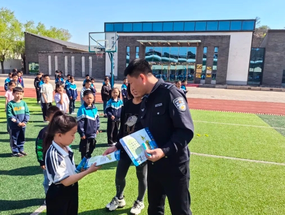 山西灵石：交通安全进校园  平安路上“警”相伴