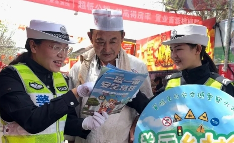 临汾公安交警走进辖区集市开展“道路交通安全法”颁布20周年宣传活动 筑牢春季交通
