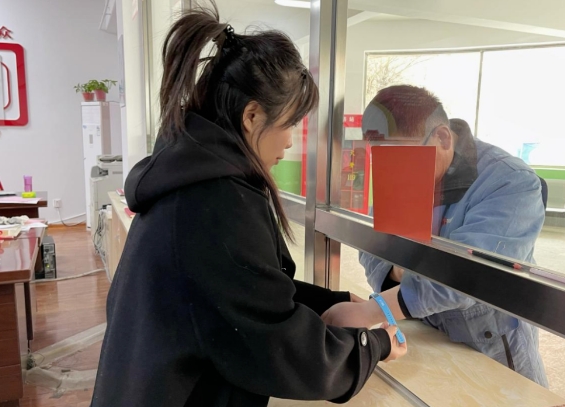 蓝色手环温暖连心  医疗救助精准服务——太原尖草坪区医保局开展“蓝手环”发放活动