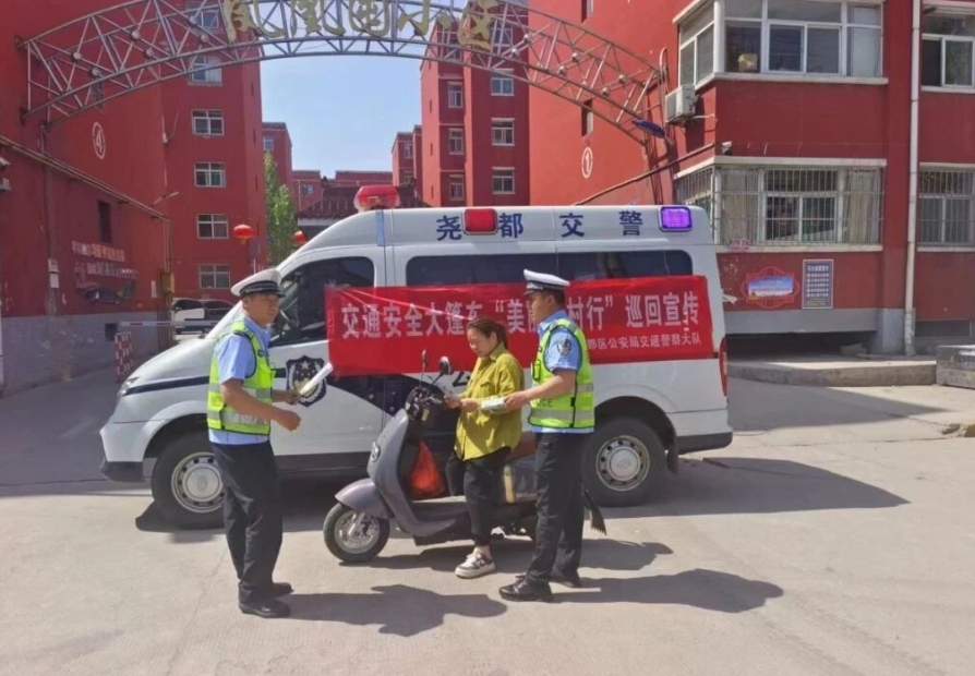 临汾公安交警走进辖区农村开展《道交法》颁布20周年主题宣传活动