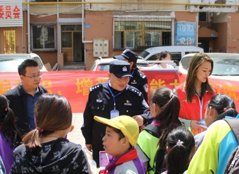 大同云冈区副区长、云冈分局党委书记、局长钟志刚同志深入新胜街道华杰里社区开展“万
