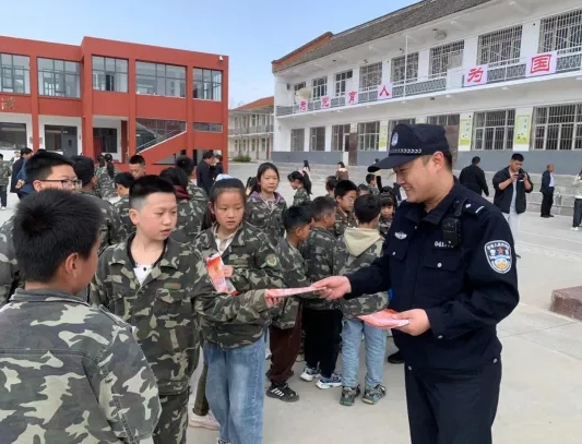 长治壶关树掌派出所进校园开展反恐防暴演练