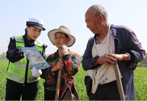 春耕春播季节，临汾公安交警走进田间地头开展春季交通安全宣传主题活动