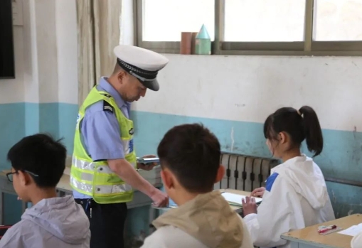 临汾公安交警走进辖区学校开展春季交通安全宣传主题活动
