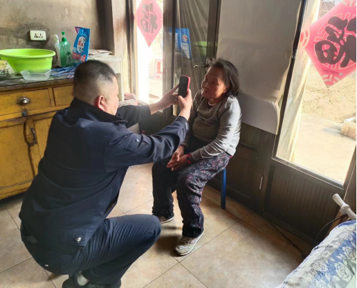 【暖心警事】山西太谷：户籍民警为七旬老人暖心服务