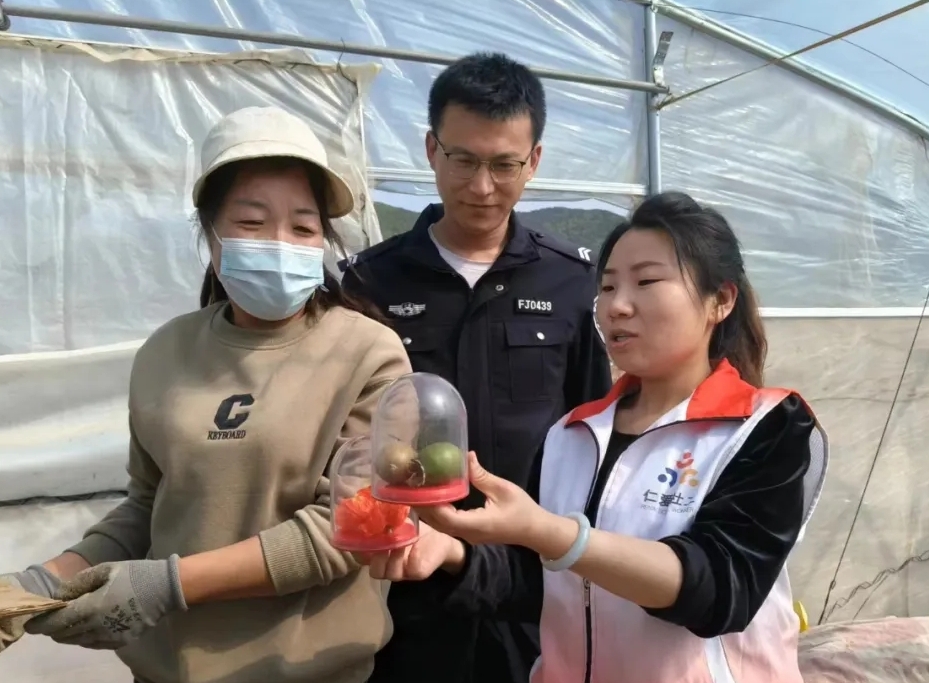 山西左权县公安：田间地头春耕忙，爱心助农在行动