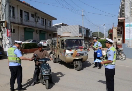 临汾公安交警走进辖区农村开展春季交通安全进村入户送平安宣传活动