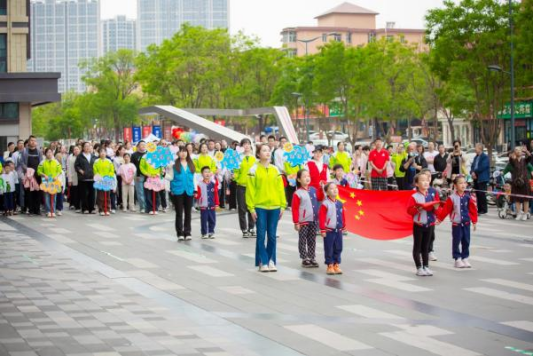 “悦享春日  健康护苗”——太原万柏林区西华苑东社区开展亲子趣味运动会