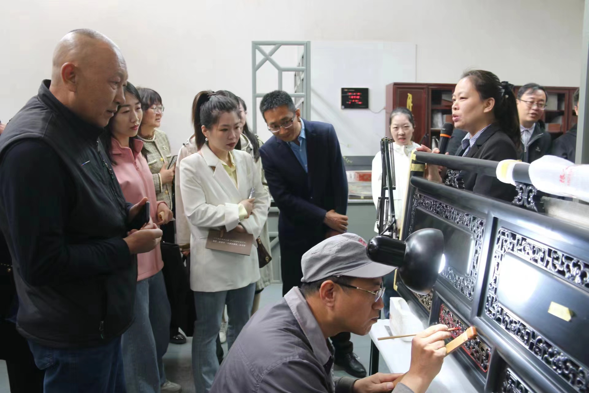 2在中国推光漆器博物馆，大家一边听宣讲员雷树娟宣讲，一边观看推光漆器制作.jpg