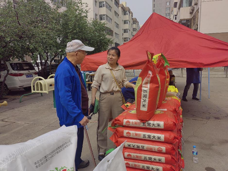 太原万柏林区小井峪街道：社区里“赶大集”助农增收又惠民