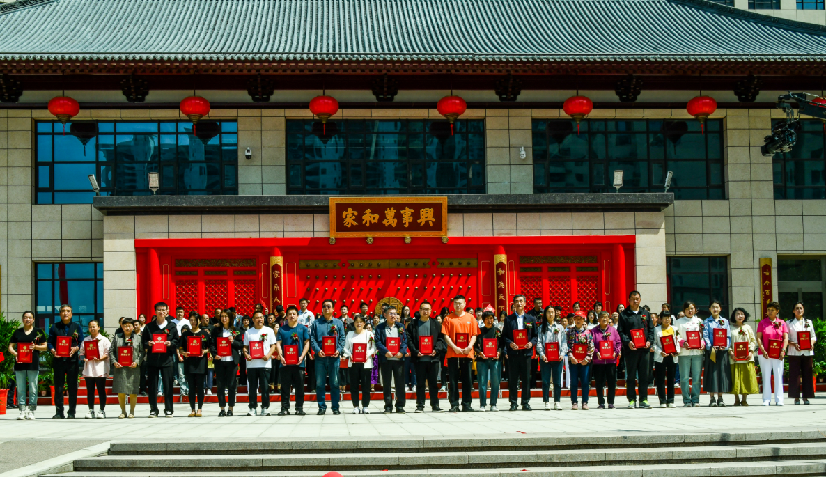 鼎鑫华府小区高尚公民受表彰——运城鼎鑫华府社区隆重举办“庆五一”暨家和文化园开园