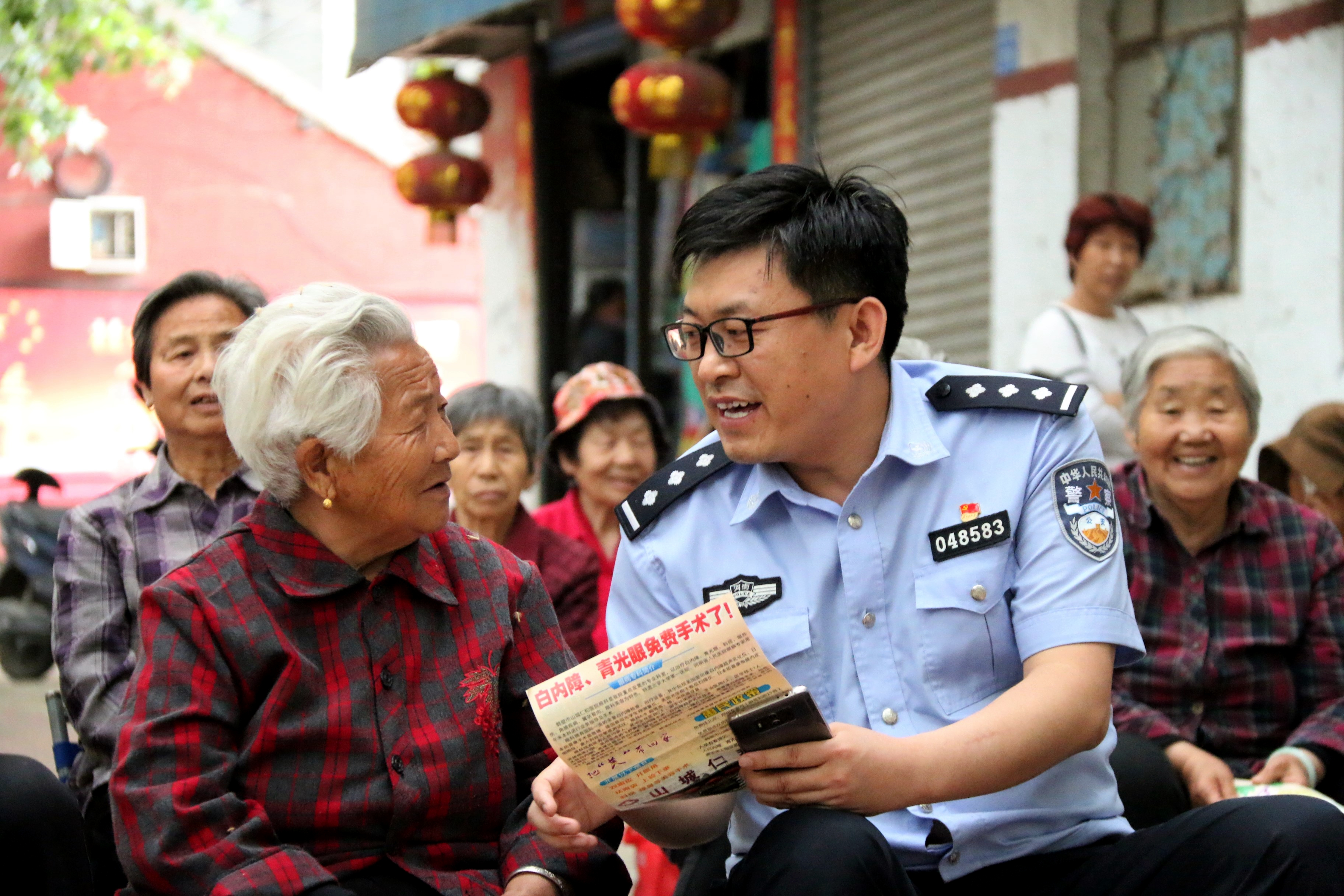 河南：警营劳动者张彦光“马扎舞台”的幕后导演