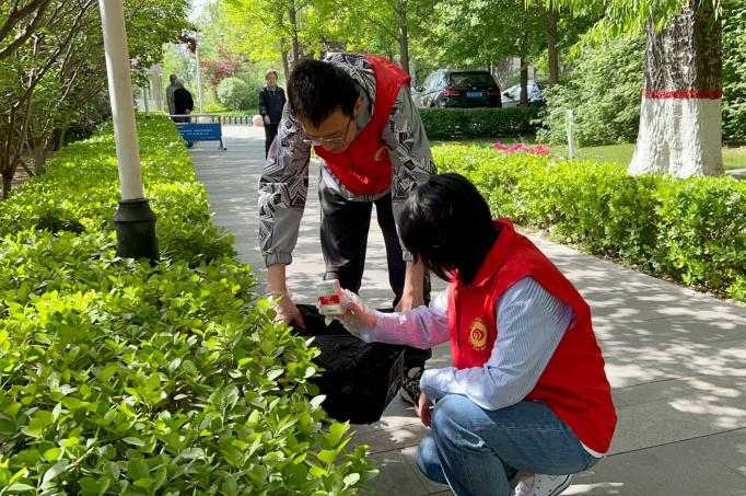 太原市政集团安装公司团支部开展“清捡垃圾助文明  守护绿色志愿行”志愿服务活动