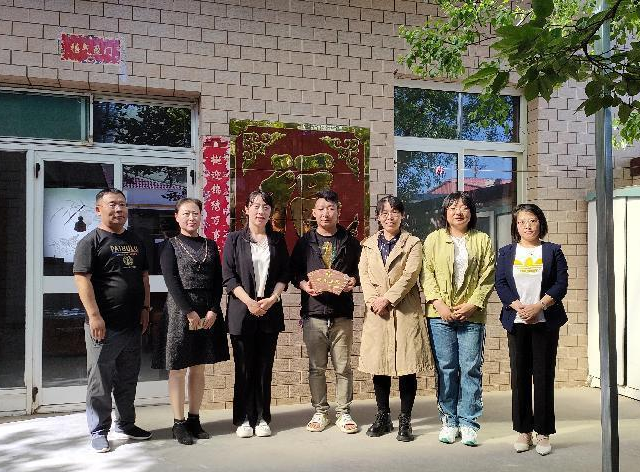 太原万柏林区妇联为“乡风文明户”“最美庭院”授牌