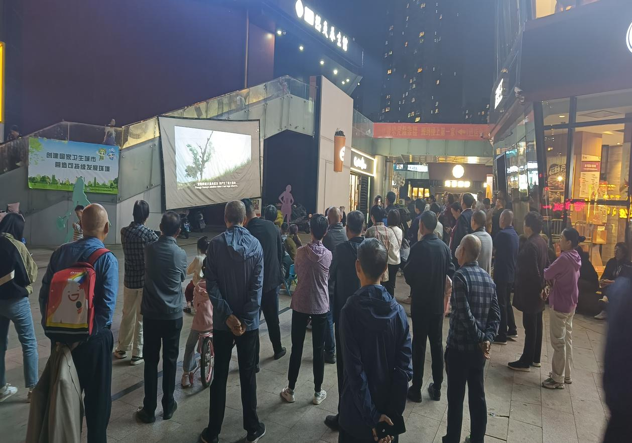 太原万柏林区小井峪街道：观红色电影  忆峥嵘岁月