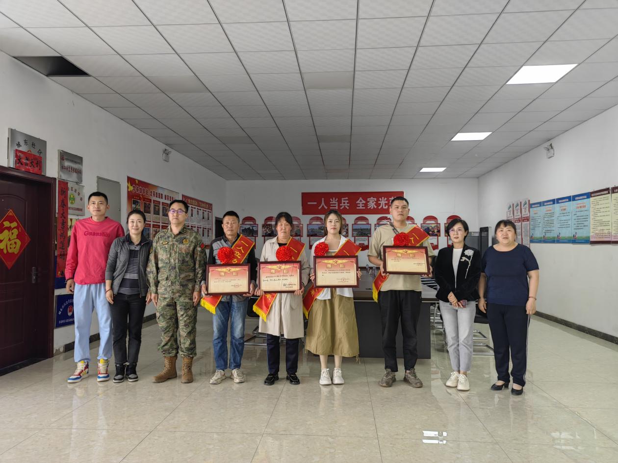 太原杏花岭区杨家峪街道：喜报连军心  尊崇耀家门