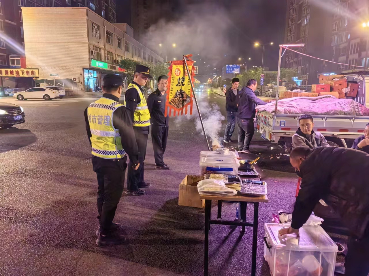 太原晋源区城管局开展露天烧烤专项整治行动