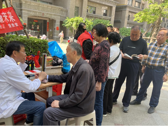 太原万柏林区兴华街道滨体社区开展“暖心义诊进社区  健康服务零距离”活动