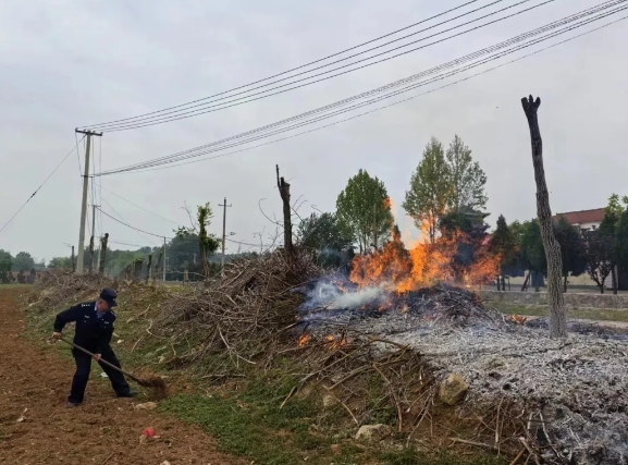 长治潞城：警察上演“变脸术” 遇火化身“救火员”