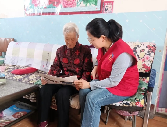 太原阳曲县：为老人读报  阅读“悦”温暖