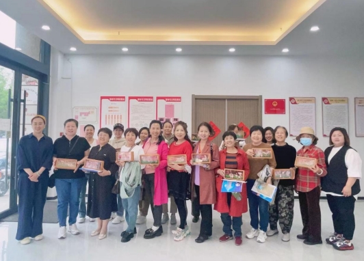 太原迎泽区经园路一社区开展“以花之名说爱您”母亲节永生花DIY活动