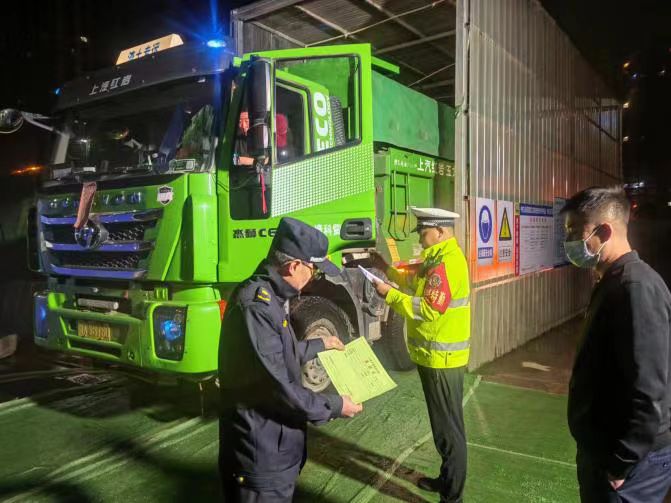太原城管交警联合出击“零点行动”严查渣土运输