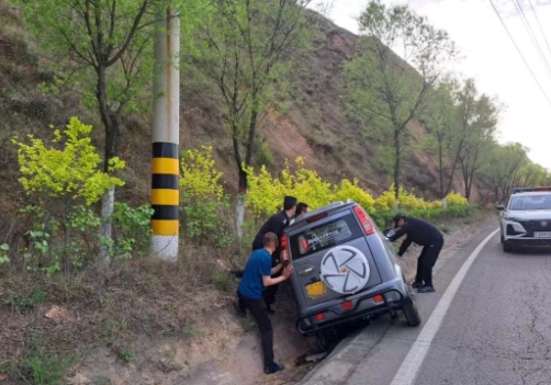 太原娄烦县公安：巡逻途中遇受困车辆  民警及时救援保畅
