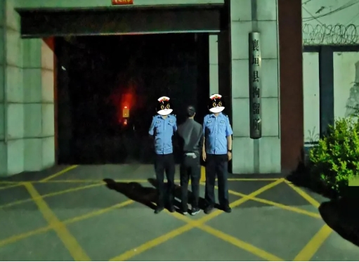 辣眼睛！一男子在车边干这事……