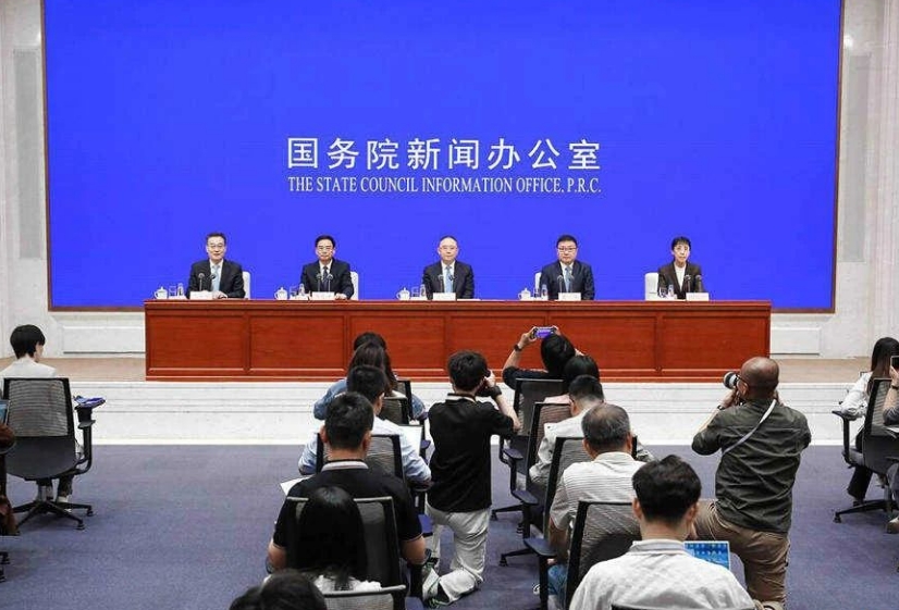 国新办举行“推动高质量发展”系列主题新闻发布会，围绕“坚持高质量发展硬道理  推