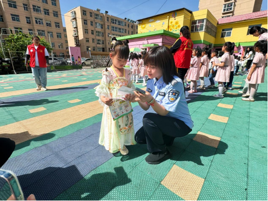 【东南所】“警”密配合 安全“童”行(1)669.png