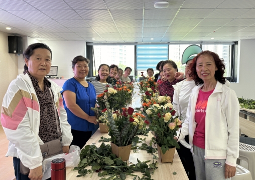 太原万柏林区晋祠路社区开展“享受指尖艺趣  绽放花样年华”插花活动