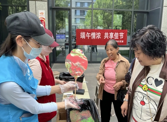 太原万柏林区晋祠路社区开展“漆彩纷呈  扇染春色”非遗漆扇体验活动