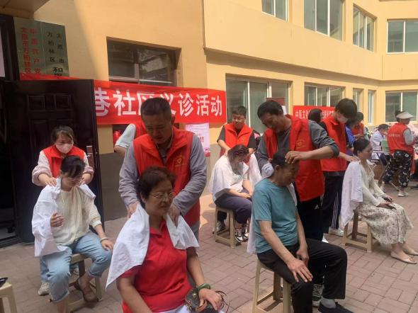 太原万柏林区西巷社区开展“中医推拿进社区关注居民健康”活动