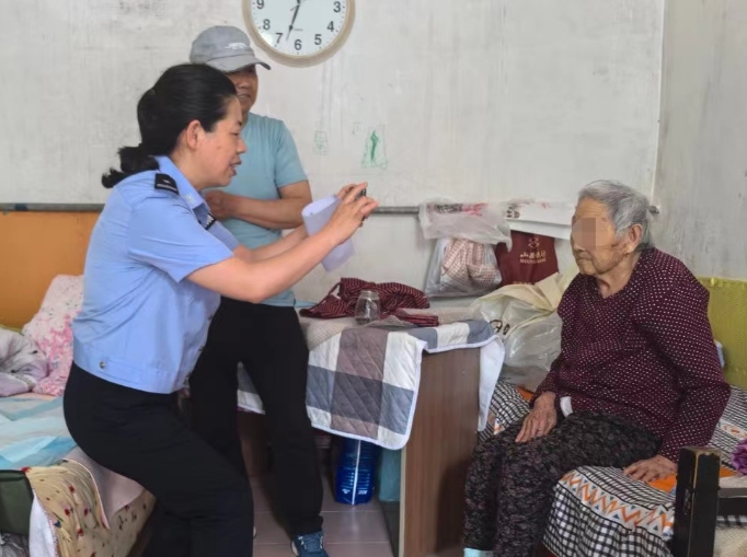 太原公安尖草坪分局：服务有温度  民警上门为九旬老人办理身份证