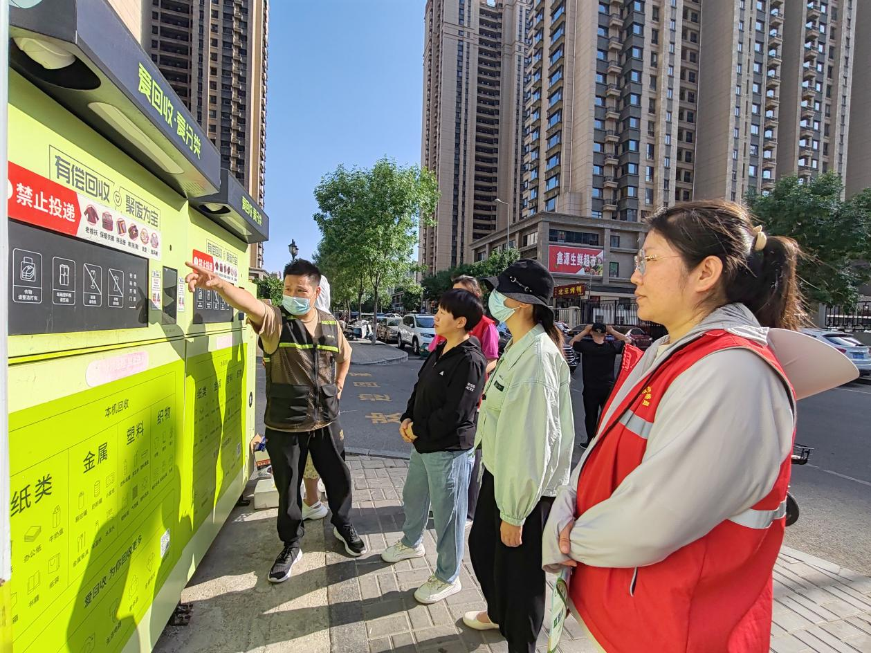 太原万柏林区滨体社区开展“垃圾分类齐参与  绿色环保入人心”垃圾分类宣传活动