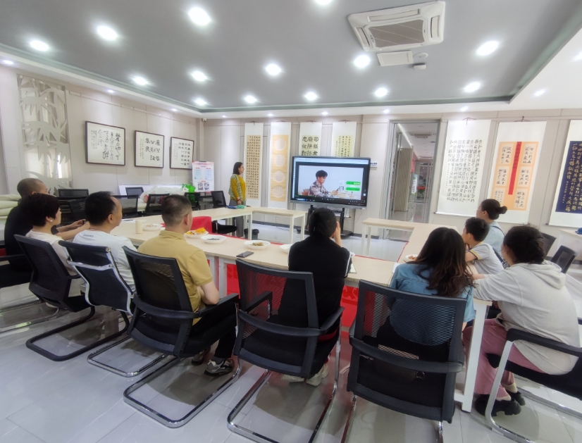 父母越轻松  孩子越努力——太原杏花岭区巨轮街道开展智慧父母成长沙龙